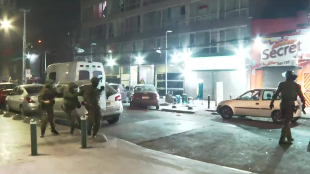 Ataque de Comerciantes Ambulantes a Carabineros en la Estación Central - Comerciantes Ambulantes y Carabineros: Tensión en Estación Central