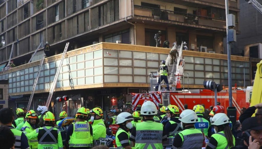 Ayuda de un Hombre para Escapar de un Incendio en Santiago - Héroe Anónimo Rescata Vidas en Incendio de Santiago