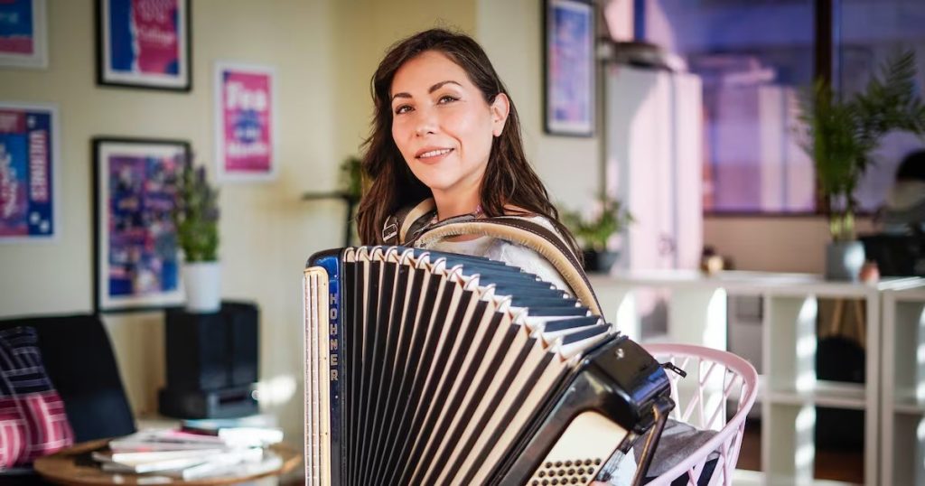 Carmen Ruiz los Bunkers - Carmen Ruiz: El Viaje Musical que Conquista a Chile