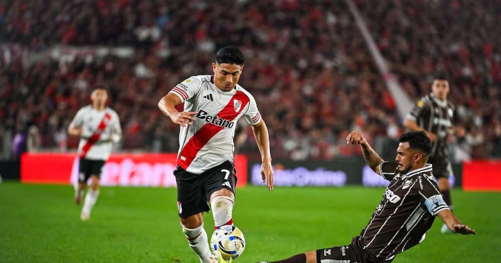 Debut de Maxi Salas con un Gol en River Plate - Maxi Salas brilla en River: Debut y gol al estilo del Matador