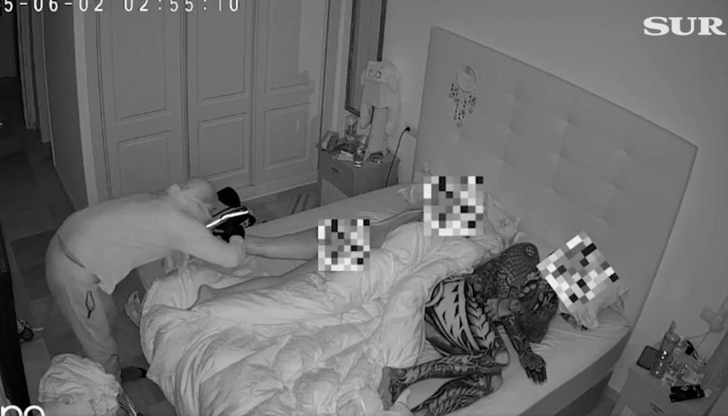 Delincuente Observa a una Mujer Desnuda Antes de Robar en España - Delincuente Espía y Mujer Desnuda Antes de Robar en Marbella