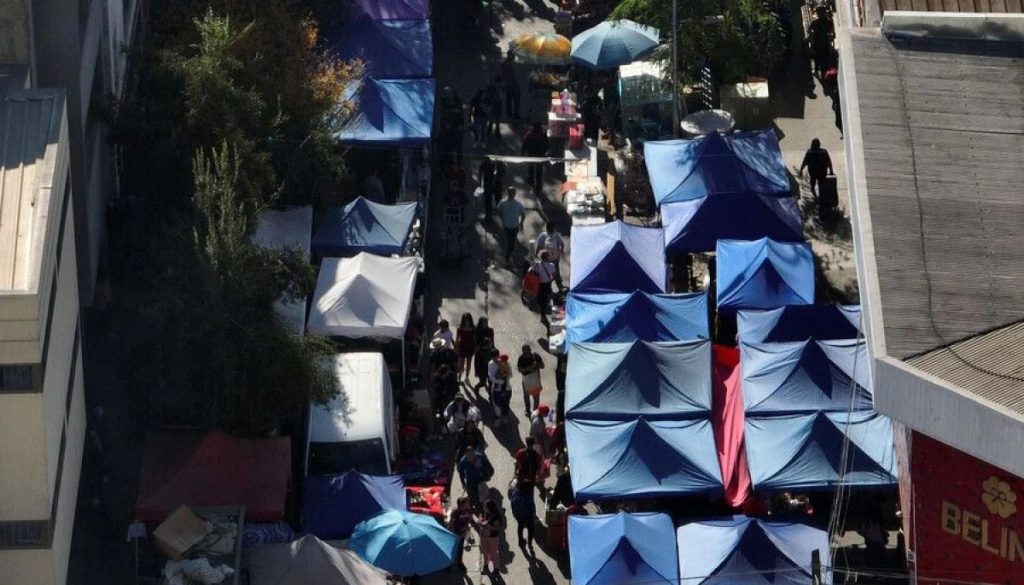 Desalojo de los Toldos Azules en Meiggs y el Comercio Ambulante - Desalojo en Meiggs: Un Golpe al Comercio Ilegal en Chile