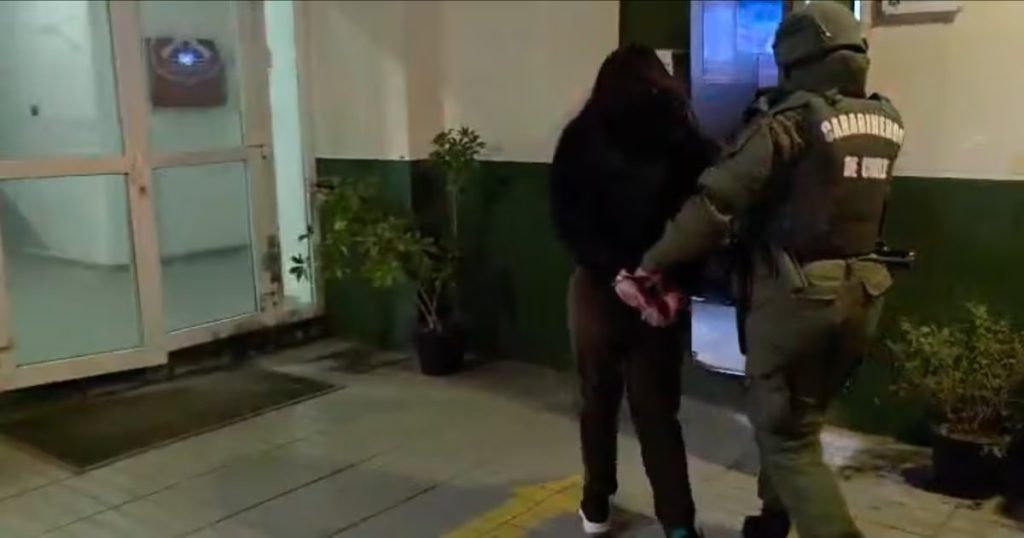 Detención de un Hombre y una Mujer que Intentaron Atropellar a Carabineros en Puente Alto - Intento de Atropello a Carabineros Termina en Detención en Puente Alto