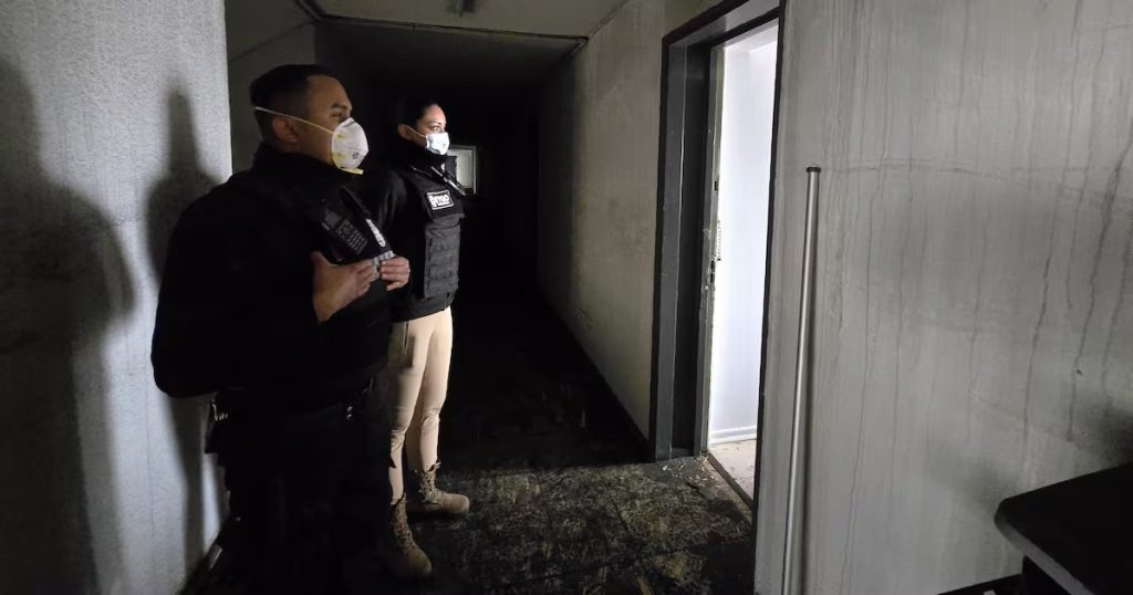 Diligencias de Carabineros sobre el Incendio en un Edificio del Centro de Santiago - Carabineros Investigan Origen de Incendio en Edificio del Centro de Santiago