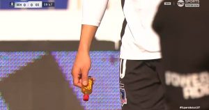 El Proyectil que Interrumpió el Superclásico entre Colo Colo y la Universidad de Chile - Proyectil Interrumpe Superclásico entre Colo Colo y la U