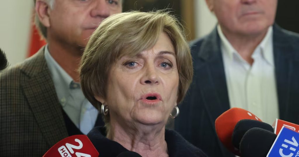Evelyn Matthei Denuncia una Campaña en Su contra sobre el Alzheimer - Matthei Enfrenta Difamaciones y Denuncia Campaña Deshonesta