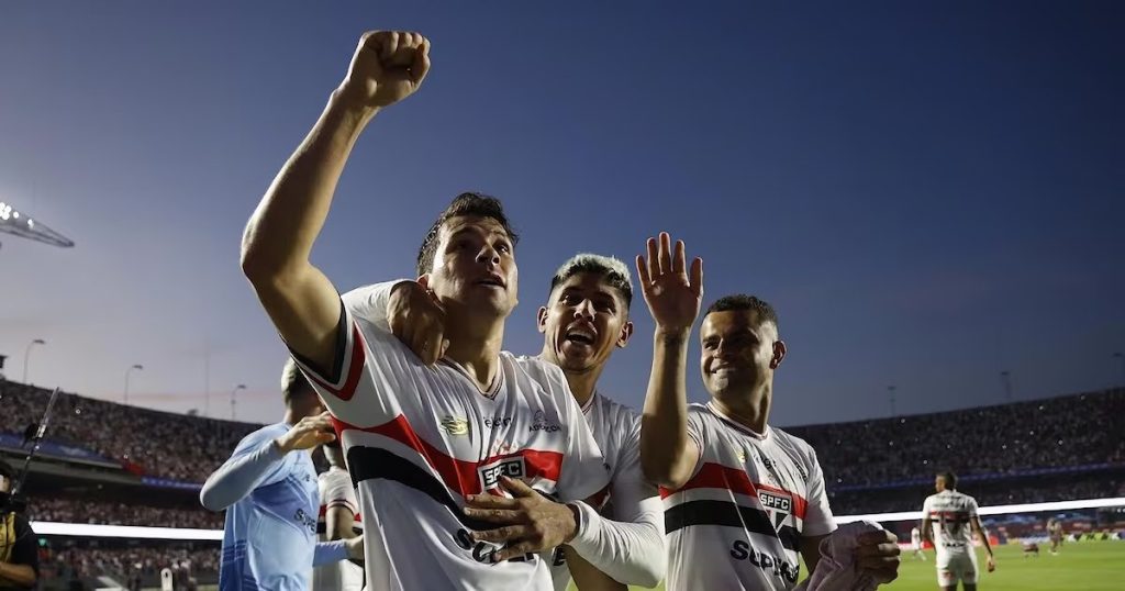 Gonzalo Tapia Anota Su Primer Gol del Año en Brasil - Gonzalo Tapia Brilla en Sao Paulo con Gol Decisivo en el Brasileirao