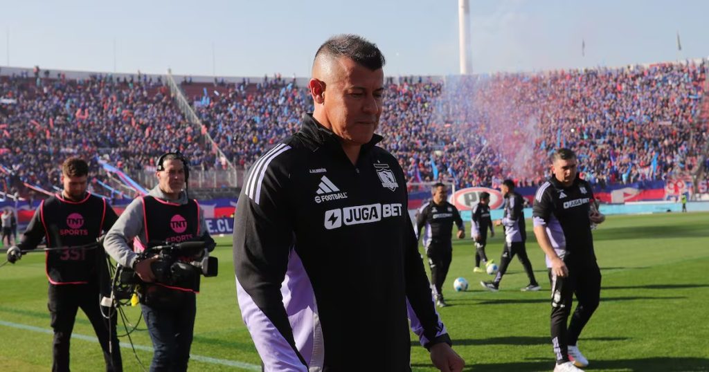 Gritos de Jorge Almirón contra Gustavo Álvarez en el Superclásico - Tensión en el Superclásico: Almirón y Álvarez al límite