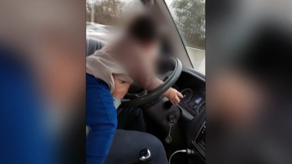 Guagua Jugando con el Volante en la Carretera hacia Cabrero - Guagua al Volante: Riesgo Inminente en Carreteras Chilenas