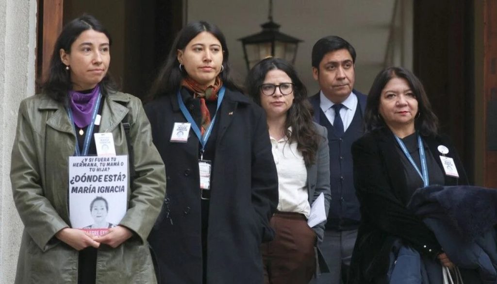 Hijas de la Concejala María Ignacia González en la Moneda - Familia de Concejala Desaparecida Clama Justicia en La Moneda