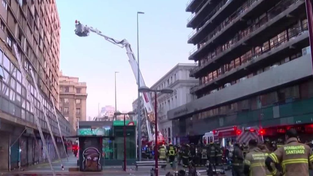 Incendio Edificio Centro Santiago - Bomberos controlan extenso incendio en edificio de Santiago