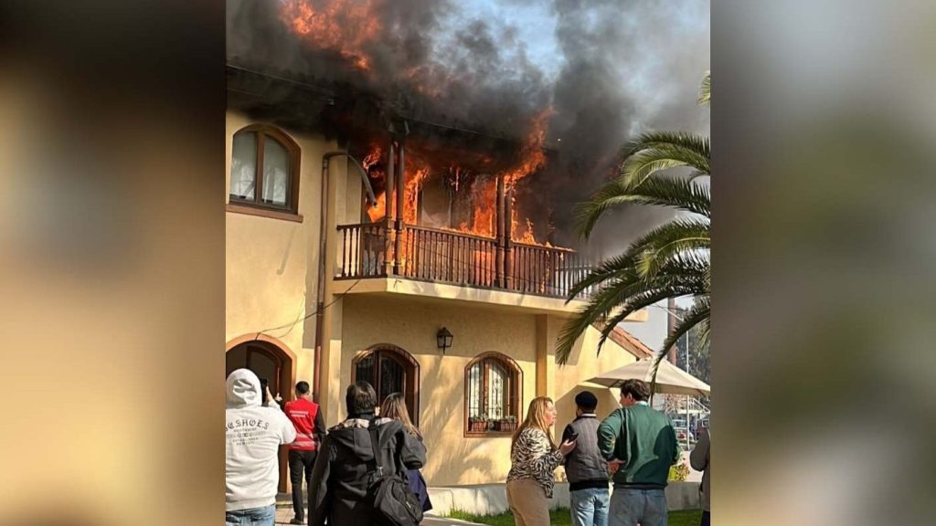 Incendio en la Municipalidad de Peñalolén - Incendio en Peñalolén: Bomberos Luchan por Contener el Fuego