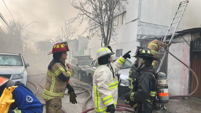 Incendio en una Casa Habitación de la Comuna de Santiago - Incendio en Santiago Moviliza a 14 Compañías de Bomberos