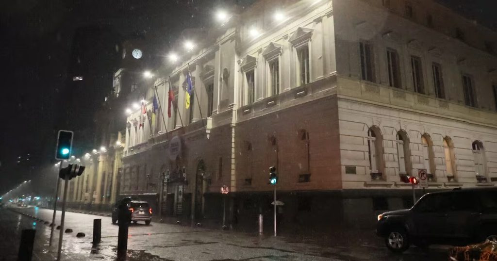 Irregularidades en el Control de Horarios de los Funcionarios de la Municipalidad de Santiago - Irregularidades desafían el control horario en Santiago