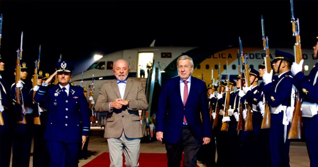 Llegada de Lula Da Silva y Yamandú Orsi a Chile para la Cumbre de la Democracia - Lula y Orsi llegan a Chile para la Cumbre de la Democracia