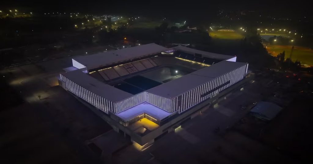 Prueba de la Iluminación Exterior del Claro Arena en la UC - Inauguración del Claro Arena: La UC Deslumbra con Nueva Iluminación