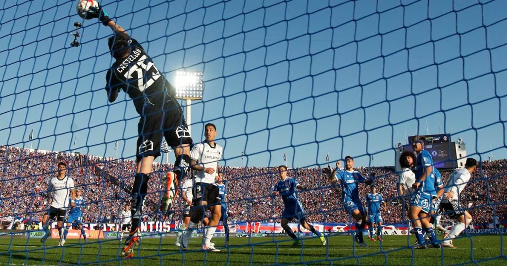 Superclásico del Fútbol Chileno entre la Universidad de Chile y Colo Colo - Emociones Intensas en el Superclásico Chileno: La U vs Colo Colo
