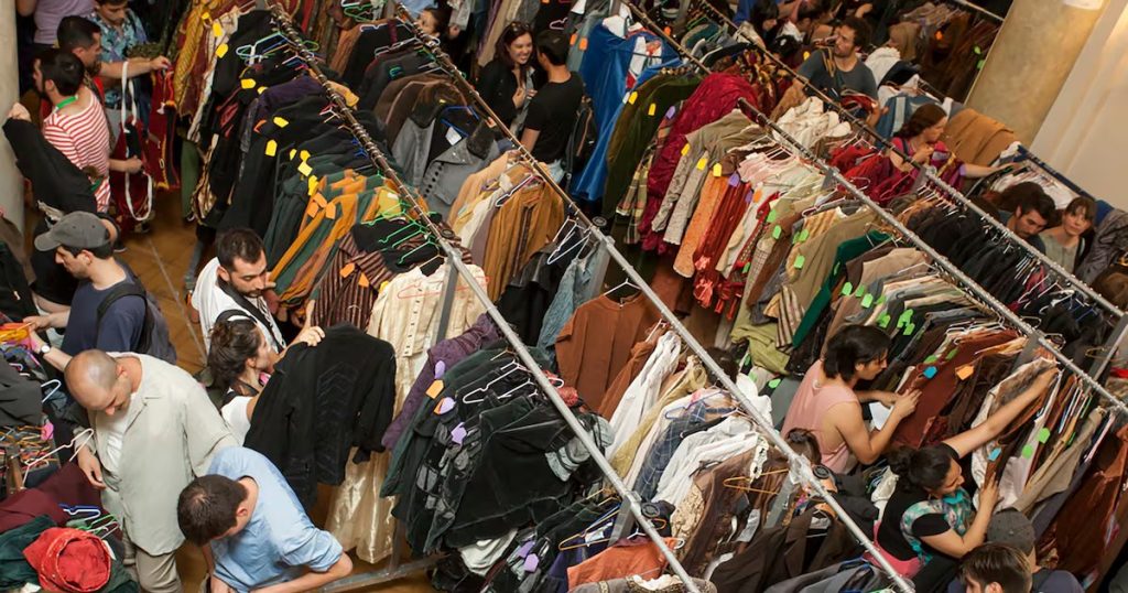Venta de Vestuario en el Teatro Municipal de Santiago - ¿Vestirse como un príncipe por $3 mil? La moda en el Teatro Municipal