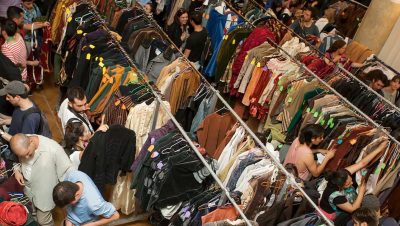 Venta de Vestuario en el Teatro Municipal de Santiago - ¿Vestirse como un príncipe por $3 mil? La moda en el Teatro Municipal