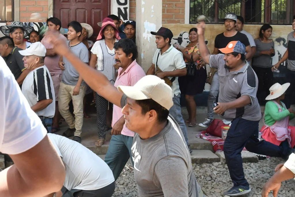 Ataque a Andrónico Rodríguez tras Emitir Su Voto en Bolivia - Candidato Andrónico Rodríguez enfrenta tumulto en Bolivia.