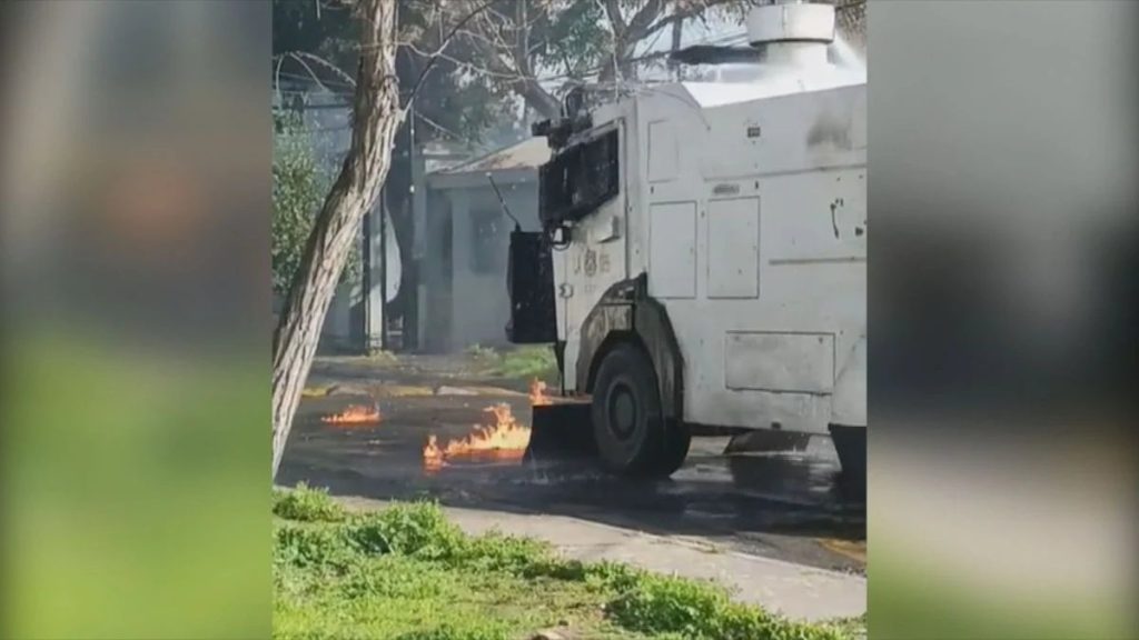 Ataque a un Inspector del INBA por un Exalumno en Santiago - Estudiante agredió a inspector del INBA con combustible en protesta
