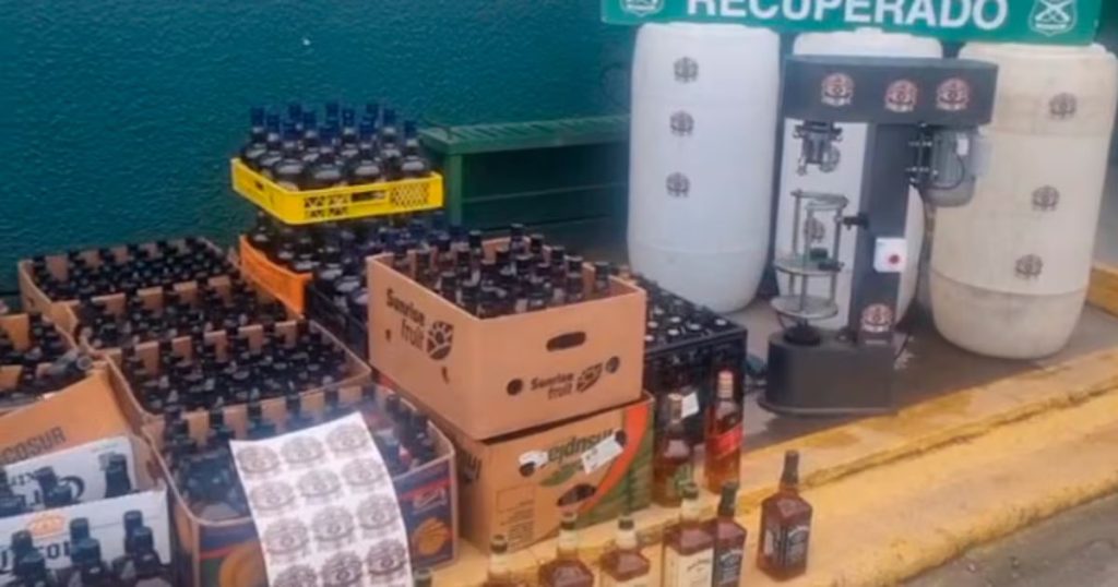 Desmantelamiento de un Laboratorio Clandestino de Licores en el Bosque - Desmantelan red de licor falso en El Bosque: incautan 1.200 botellas.