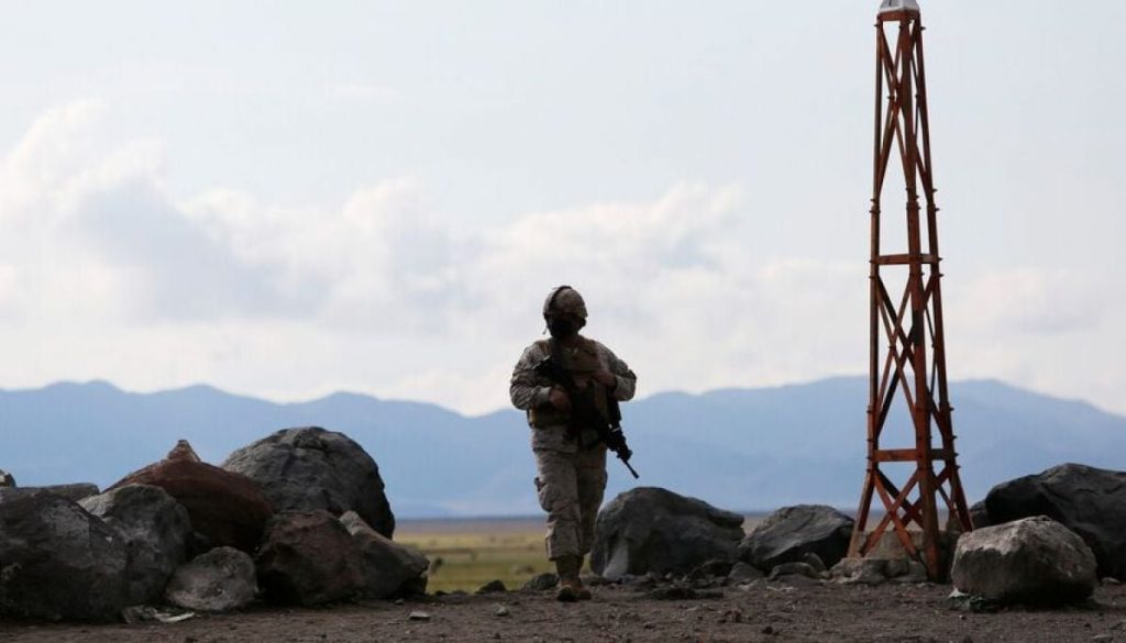 Detención de Policías Bolivianos con Droga en la Frontera con Chile - Detienen a policías bolivianos con 600 kilos de droga en la frontera.