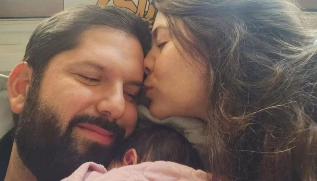 Fotografía del Presidente Gabriel Boric con Su Hija Violeta en el Día de la Niñez - El emotivo Día de la Niñez del Presidente Boric junto a su hija
