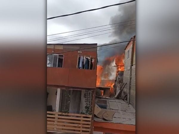 Incendio en la Población René Schneider en Antofagasta - Incendio en Antofagasta causa daños en cinco viviendas y deja bomberos heridos