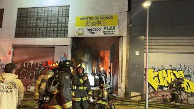 Incendio en las Bodegas del Barrio Meiggs en Santiago - Bomberos Controlan Incendio Masivo en Bodegas del Barrio Meiggs