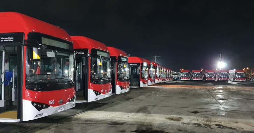 Paro de los Conductores de los Buses RED en Santiago - Paro de buses RED altera rutas clave en Santiago este martes
