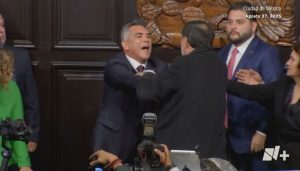 Pelea entre Senadores Mexicanos en el Congreso durante una Sesión - Tensión en el Senado Mexicano: Enfrentamiento Violento a Golpes