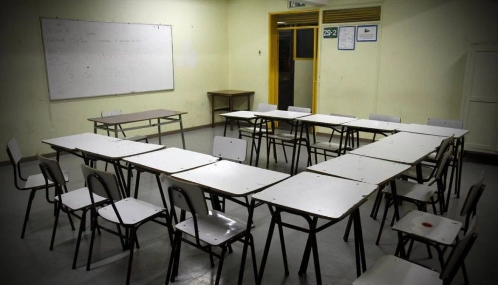 Suspensión de Clases en Cinco Regiones del País Debido a un Sistema Frontal - Clases Suspendidas en 5 Regiones por Intensas Lluvias