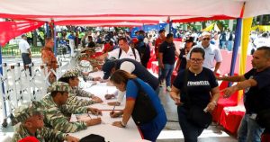 Venezolanos que Continúan con Su Rutina Diaria en Medio del Conflicto con Estados Unidos - Venezolanos desafían tensiones con EE.UU. y continúan su rutina diaria.