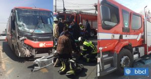 Colisión entre un Microbús y un Carro de Bomberos en Conchalí - Colisión en Conchalí deja ocho heridos y causa conmoción pública.