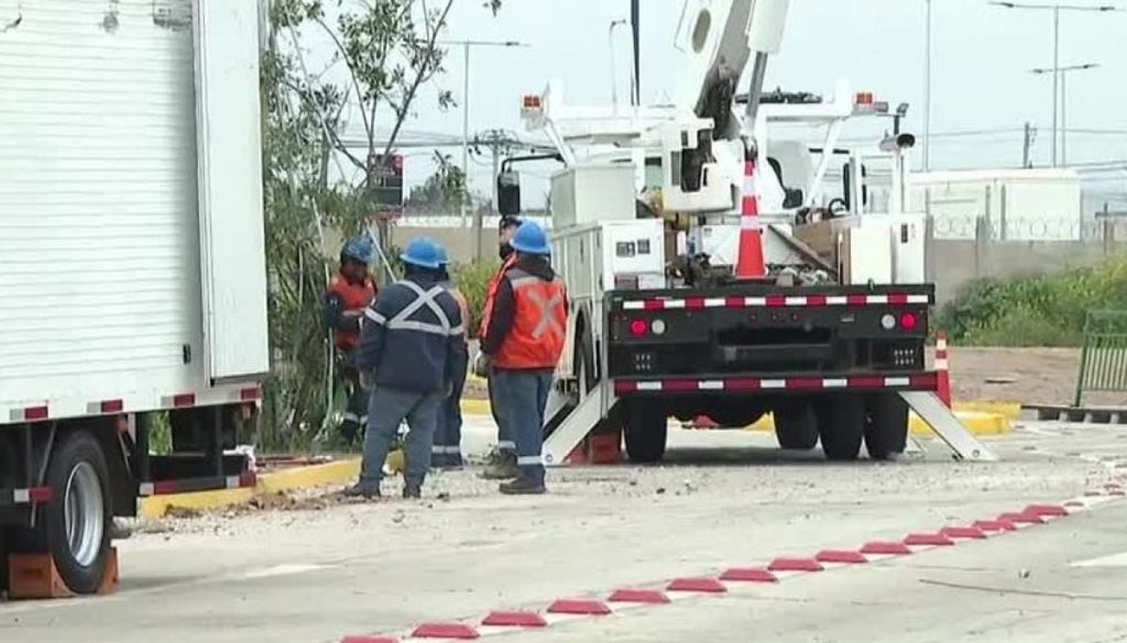 Cortes de Tránsito en Pudahuel por un Camión que Derribó Postes del Alumbrado Público - Accidente en Pudahuel provoca cortes de tránsito y energía