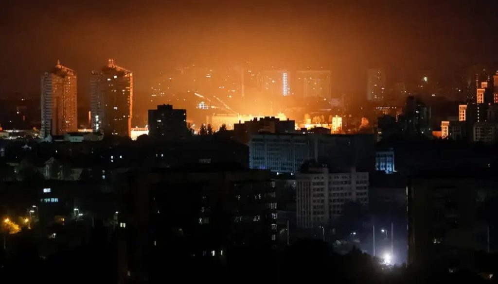 El Ataque Ruso en Dnipró Causa Tres Muertos en Ucrania - Intensificación de ataques rusos en Ucrania deja un saldo trágico