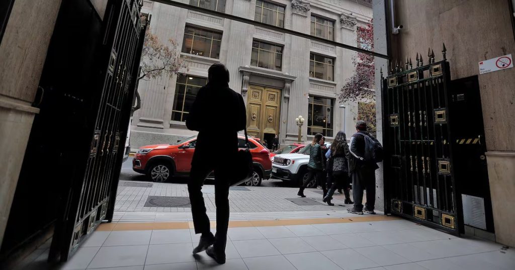 Impacto del Alza del Salario Mínimo en la Creación de Empleo en Chile - Impacto del salario mínimo y la jornada laboral en el empleo