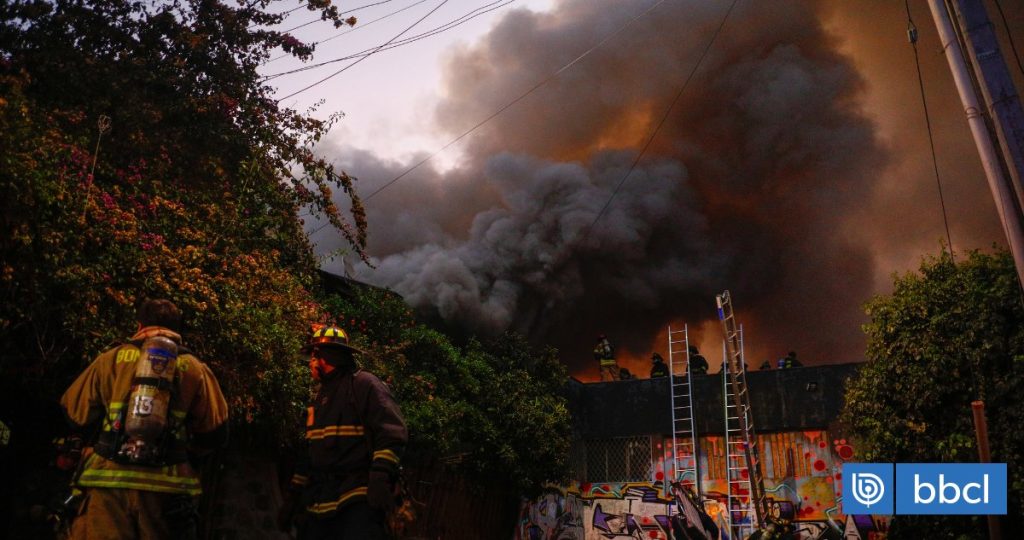 Incendio en una Fábrica Textil de Recoleta Deja a Bomberos Lesionados - Incendio en Recoleta deja cuatro bomberos heridos y genera alarma
