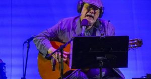 Silvio Rodríguez en Chile con Artistas Chilenos durante la Apertura - Silvio Rodríguez regresa a Chile con emotivas presentaciones en vivo.