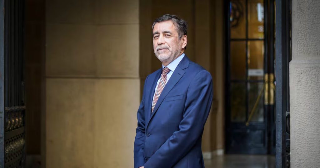 Aarón Cavieres y la Protección de Sitios Prioritarios en Chile - Gobierno Chileno Busca Equilibrar Conservación y Desarrollo Económico