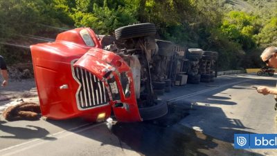 Accidente de un Camión en la Ruta 60CH a la Altura de los Andes - Impactante accidente de camión en Los Andes deja tres heridos.