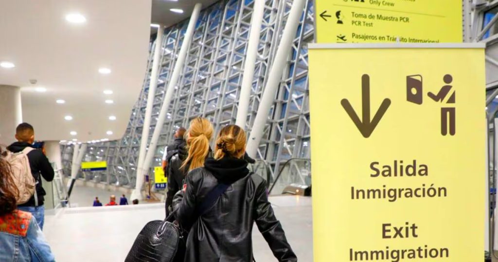 Baja en el Tráfico de Pasajeros en el Aeropuerto de Santiago - Tráfico aéreo en Santiago sufre caída inesperada en el último trimestre
