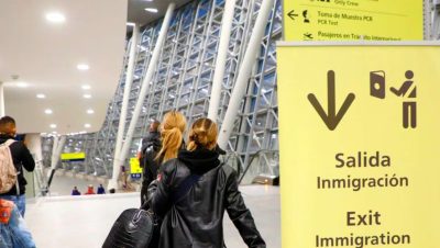 Baja en el Tráfico de Pasajeros en el Aeropuerto de Santiago - Tráfico aéreo en Santiago sufre caída inesperada en el último trimestre