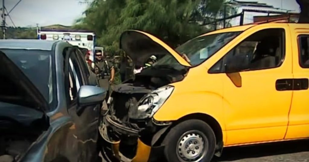 Choque de un Furgón Escolar con un Vehículo Particular en Recoleta - Accidente de Furgón Escolar en Recoleta Deja Doce Niñas Lesionadas