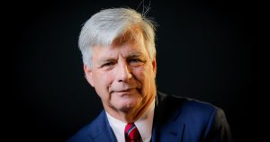 Condena de Harold Mayne-Nicholls a Cristián Valenzuela por Su Columna "Parásitos - Mayne-Nicholls critica a Valenzuela por llamar "parásitos" a funcionarios públicos.