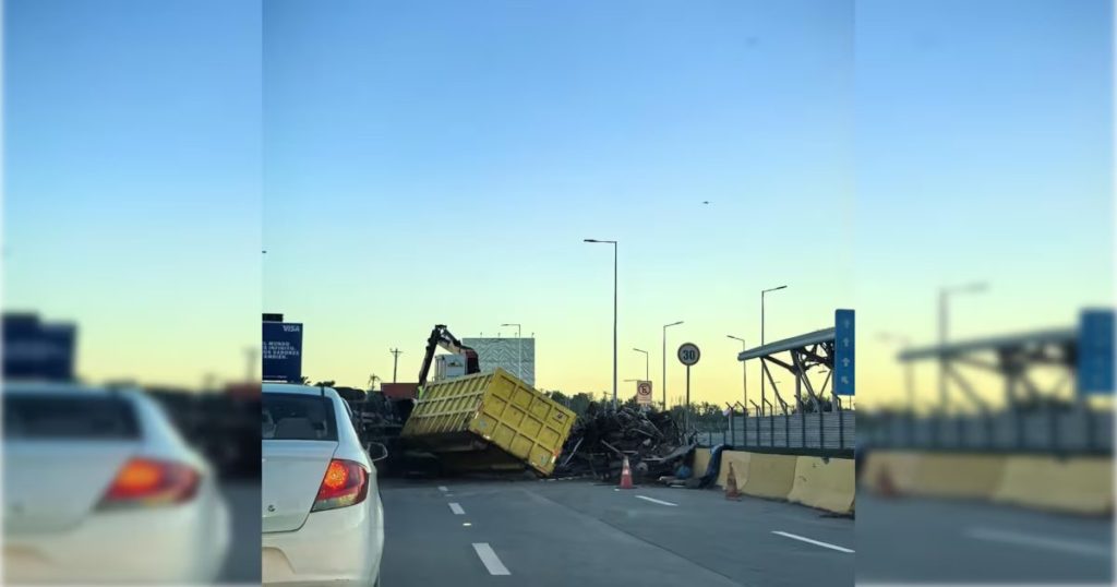 Congestión por el Volcamiento de un Camión en el Aeropuerto de Santiago - Atasco en Aeropuerto de Santiago por Volcadura de Camión