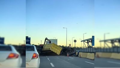Congestión por el Volcamiento de un Camión en el Aeropuerto de Santiago - Atasco en Aeropuerto de Santiago por Volcadura de Camión