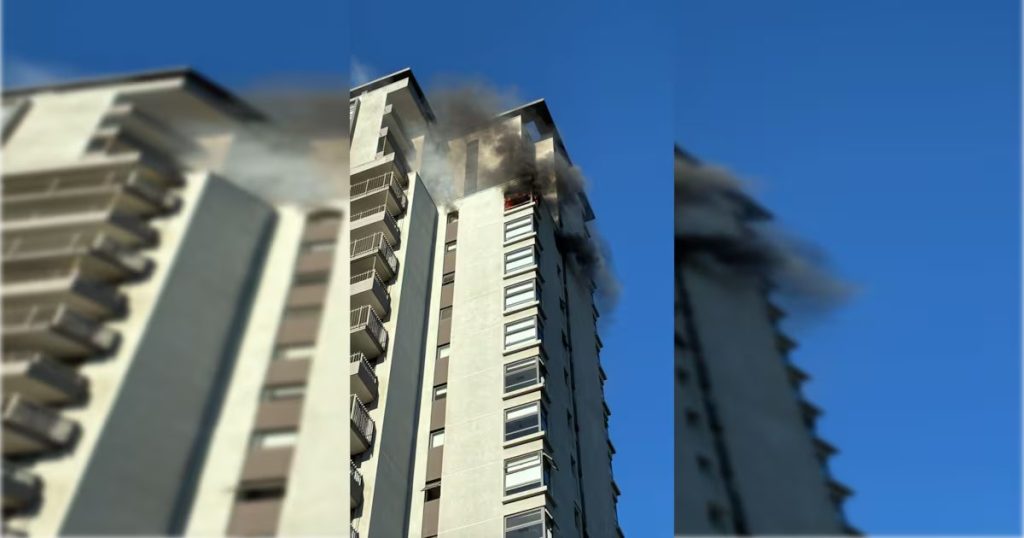 Control del Incendio en un Edificio del Centro de Santiago - Incendio en Santiago obliga a evacuar a 150 residentes