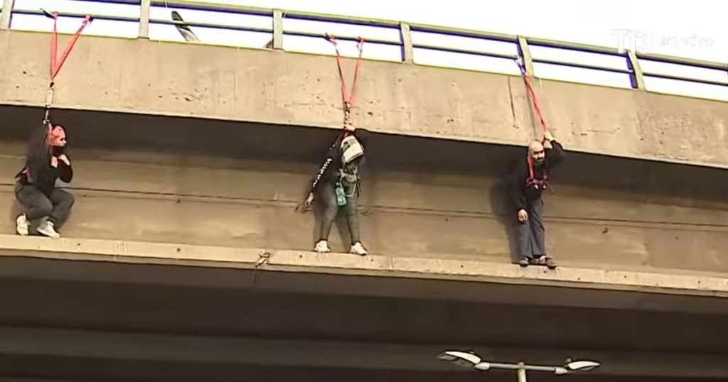 Corte de Tránsito en la Avenida Grecia por Manifestantes en Peñalolén - Tránsito en Peñalolén interrumpido por protesta habitacional